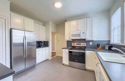 Austin Ave. House | Cozy Bungalow on Washington – Private Office