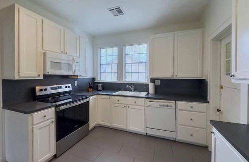 Austin Ave. House | Cozy Bungalow on Washington – Private Office