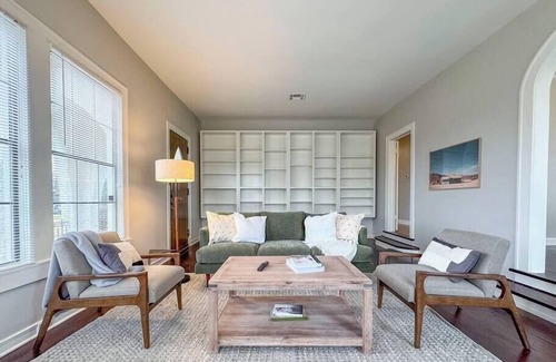 Austin Ave. House | Cozy Bungalow on Washington – Private Office