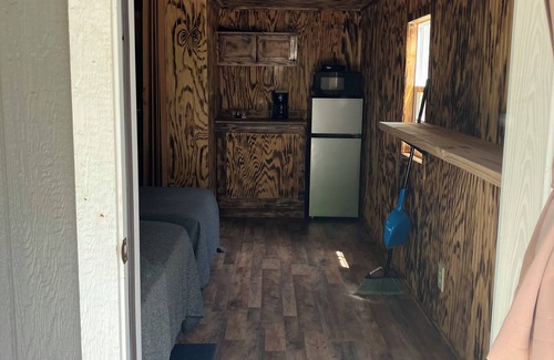 Bennett Springs Apartment | Cozy cabin #5 located 1 mile from Bennett Spring State Park