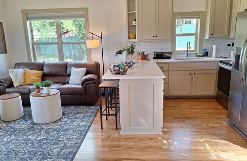 Tyler House | Cozy Cabin by the Lake