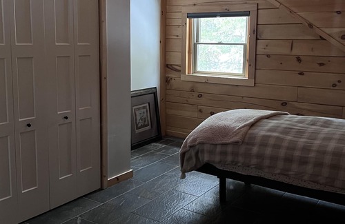 Quesnel House | Cozy Cabin in city limits