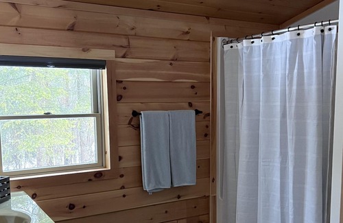 Quesnel House | Cozy Cabin in city limits