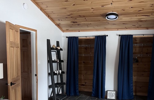Quesnel House | Cozy Cabin in city limits