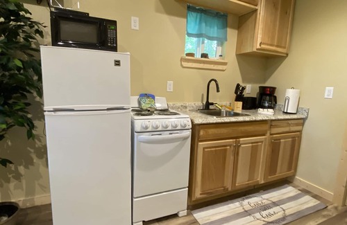 Winslow Cabin | Cozy cabin in our little woodland village - access to pond and meadow