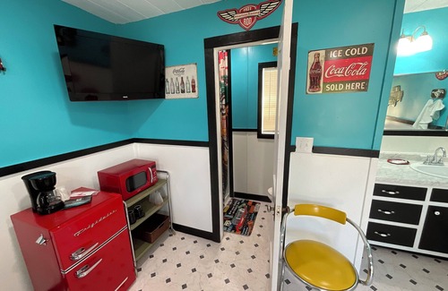 Thackerville Cabin | Cozy cabin in soothing Thackerville with AC, WiFi 1 mile and 1/4 from WINN STAR.