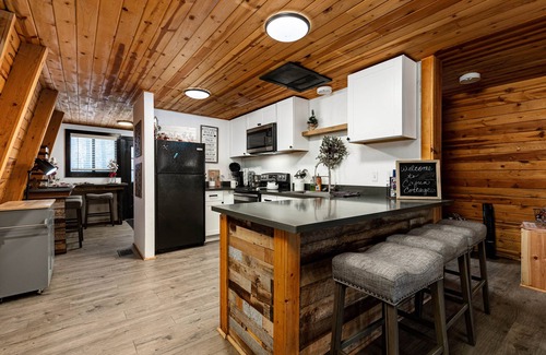 Williams Cabin | Cozy Cabin in the forest! One hour drive to the Grand Canyon South Entrance!