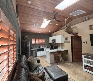 Williams House | Cozy Cabin in the Pines! Close to the Polar Express, Grand Canyon & Bearizona