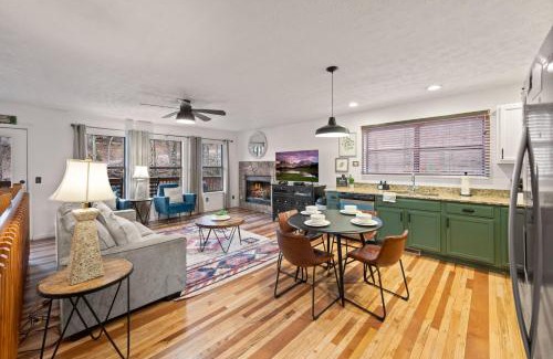 Chalet Village House | Cozy Cabin in the Woods - Hot Tub & Game Room