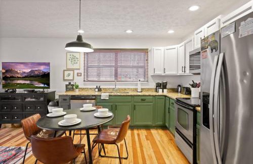 Chalet Village House | Cozy Cabin in the Woods - Hot Tub & Game Room