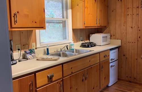 Rabun Gap Cabin | Cozy cabin located atop a hillside overlooking a beautiful lake