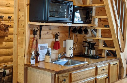 West Union Cabin | Cozy Cabin-real log cabin stay. Loft bed,n woodsy decor, clean & cozy!
