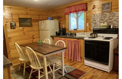 Grundy Cabin | Cozy cabin with direct access to Spearhead’s Coal Canyon trails!