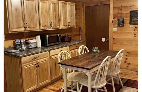 Grundy Cabin | Cozy cabin with direct access to Spearhead’s Coal Canyon trails!