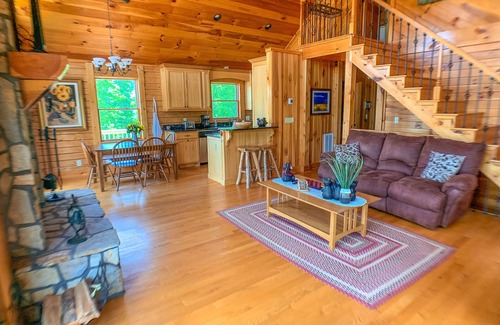 West Jefferson Cabin | Cozy Cabin with Wi-Fi & Views @ Over the River