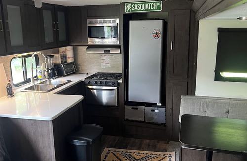 Nora RV Rental | Cozy campground in serene Coeburn with AC