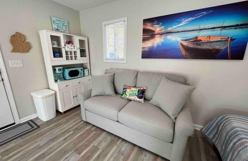 Anchor Bay Harbor House | Cozy Canal Tiny Home | Sleeps 4 | Boat Parking