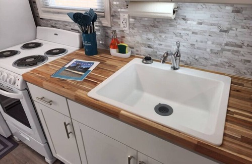 Anchor Bay Harbor House | Cozy Canal Tiny Home | Sleeps 4 | Boat Parking