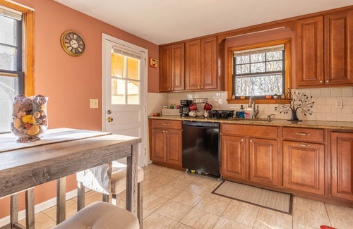 New Britain House | Cozy Cape Close to Farmington, Plainville & Downtown New Britain