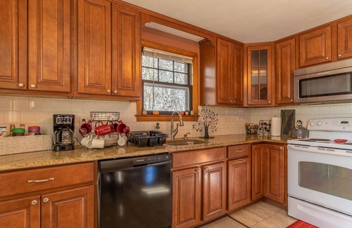 New Britain House | Cozy Cape Close to Farmington, Plainville & Downtown New Britain