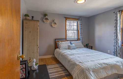 New Britain House | Cozy Cape Close to Farmington, Plainville & Downtown New Britain