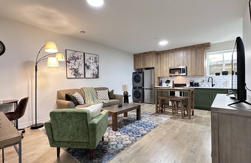 Mission House | Cozy, Comfortable & Classy! Boutique styled place for short term rentals.