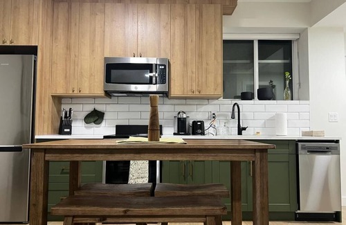 Mission House | Cozy, Comfortable & Classy! Boutique styled place for short term rentals.