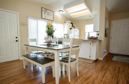 Three Rivers Apartment | Cozy Condo minutes from the Sequoia National Park