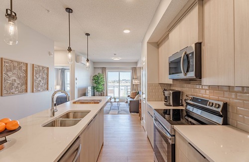 Northwest Calgary Apartment | Cozy Condo w/AC, 2+1 (Junior) Beds, 15 mins to YYC