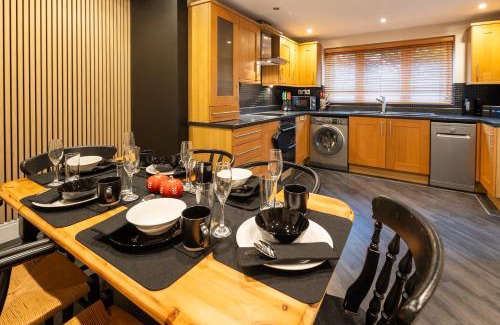 Staple Hill House | Cozy Contractor 5 bedroom 2bath home WIFI Parking SMART TV