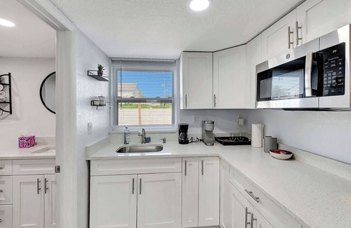 Delray Beach Apartment | Cozy Cottage 5 Min to Beach Perfect for Couples