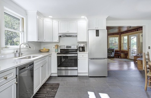 Tuxedo House | Cozy Cottage in the Cove, beautiful Lake Summit! Recently renovated.
