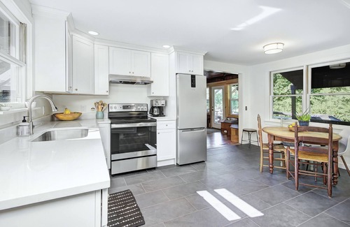 Tuxedo House | Cozy Cottage in the Cove, beautiful Lake Summit! Recently renovated.