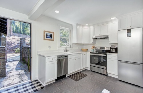 Tuxedo House | Cozy Cottage in the Cove, beautiful Lake Summit! Recently renovated.