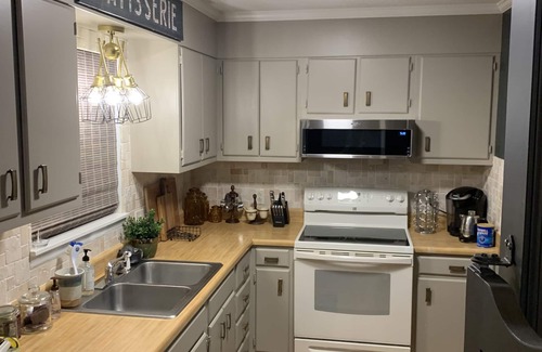 Kernersville House | Cozy cottage nestled in the woods near WILLSTELLA Farm Venue