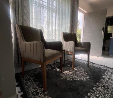 Greater Johannesburg Metropolitan Area Apartment | Cozy Cottage on 5th Avenue