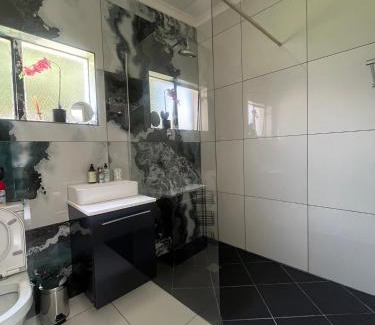 Greater Johannesburg Metropolitan Area Apartment | Cozy Cottage on 5th Avenue