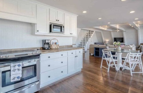 Mid America House | Cozy cottage on Lake Hamilton fabulous place with boat dock swimming dock 