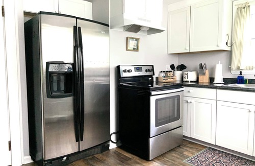 Walton House | Cozy Cottage on Main. Halfway between the Ark and Creation Museum!