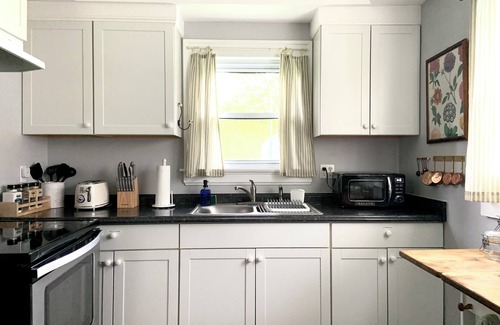 Walton House | Cozy Cottage on Main. Halfway between the Ark and Creation Museum!
