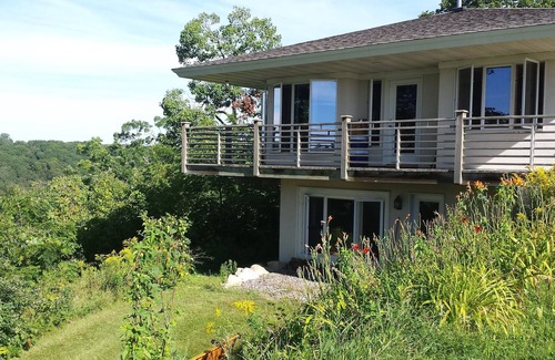Maiden Rock Cottage | Cozy cottage overlooking Lake Pepin