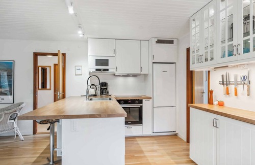 Lyngsbæk Strand House | Cozy cottage steps from Lyngsbæk beach