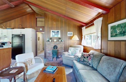 South Thomaston House | Cozy Cottage with Ocean Views, Sunsets and Dog-Friendly Charm