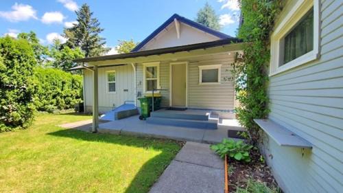Aloha Apartment | Cozy Cottages across from the Food Trucks of Aloha mall