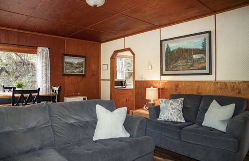 Galice Cottage | Cozy, Country Cottage Near the Rogue River