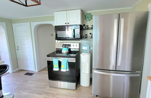 Irving House | Cozy Country Home. 5 minutes from Sunset Bay Beach!