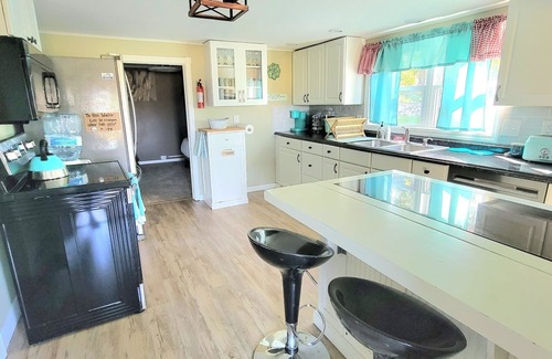 Irving House | Cozy Country Home. 5 minutes from Sunset Bay Beach!