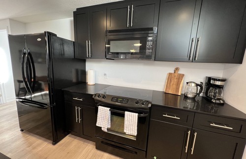 Beamsville Apartment | Cozy Couples Getaway | Walk to Wine Country & Bruce Trail