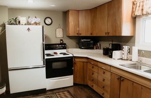 Custer Cottage | Cozy Creekside Cottage