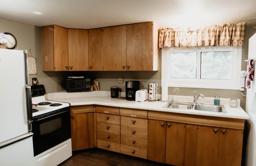 Custer Cottage | Cozy Creekside Cottage